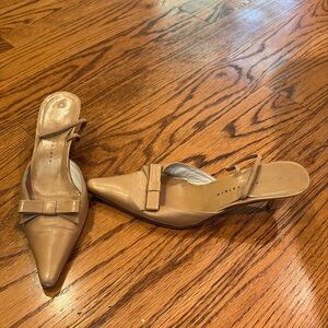 Martinez Valero Woman’s Tan Bow Heels Size 9